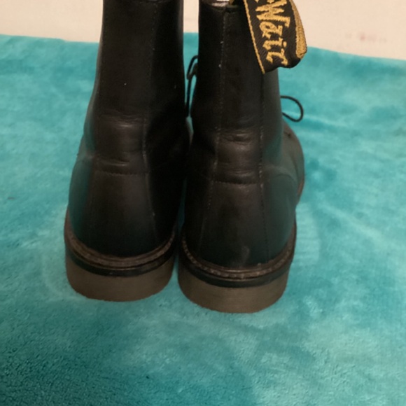 Dr.MARTEN ORIGINAL BOOTS Sz 7 Men / Sz 8 Women